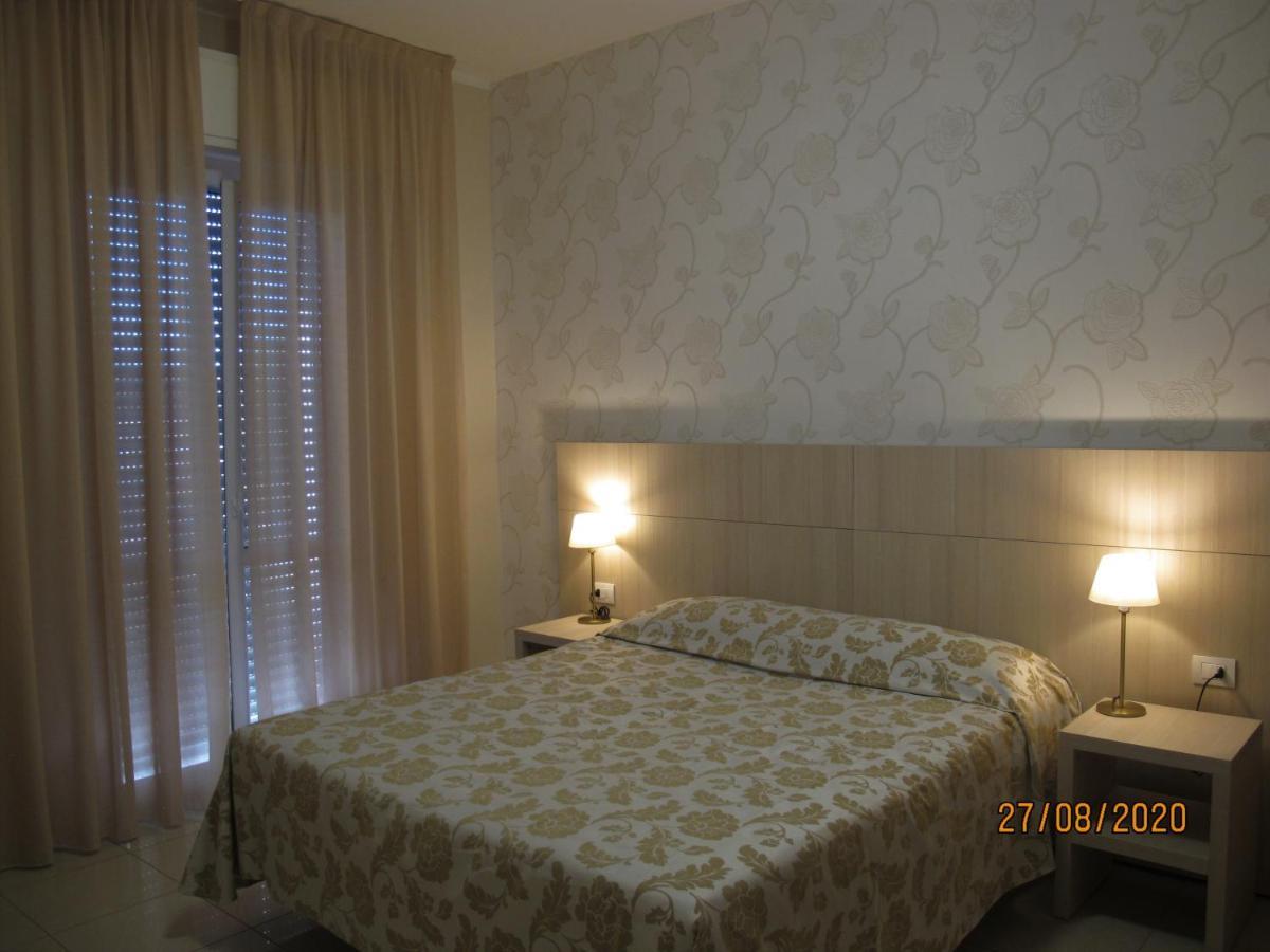 Santa Barbara Hotel & Apartments Беллария-Иджеа-Марина Экстерьер фото